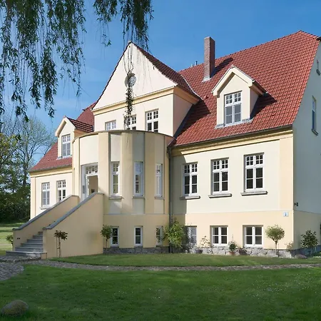 Ruegen-ferienwohnung-8-am-wasser-gut-grubnow-mit-wlan-und-sauna Apartment *